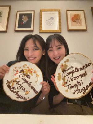 Aya Omasa Instagram - 今日はのんちゃんのお誕生日🎂♡
一緒にお祝いしてもらい、とても幸せな時間でした🍽️✨
今年は大好きな特別なお店で。
そして初めて、のんちゃんのYouTubeにもお邪魔させていただきました。
ゆるすぎて大丈夫かな…と少し心配ですが🥺
本日2/8(日)21:00〜プレミア公開されます。お時間があればぜひご覧ください!