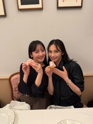 Aya Omasa Instagram - 今日はのんちゃんのお誕生日🎂♡
一緒にお祝いしてもらい、とても幸せな時間でした🍽️✨
今年は大好きな特別なお店で。
そして初めて、のんちゃんのYouTubeにもお邪魔させていただきました。
ゆるすぎて大丈夫かな…と少し心配ですが🥺
本日2/8(日)21:00〜プレミア公開されます。お時間があればぜひご覧ください!