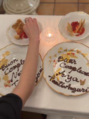 Aya Omasa Instagram - 今日はのんちゃんのお誕生日🎂♡
一緒にお祝いしてもらい、とても幸せな時間でした🍽️✨
今年は大好きな特別なお店で。
そして初めて、のんちゃんのYouTubeにもお邪魔させていただきました。
ゆるすぎて大丈夫かな…と少し心配ですが🥺
本日2/8(日)21:00〜プレミア公開されます。お時間があればぜひご覧ください!