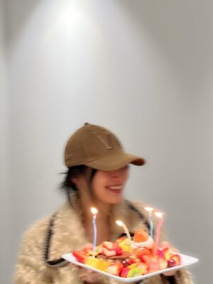 Aya Omasa Instagram - 歳を重ね、本日35歳になりました✨
今日、楽屋に入った瞬間に素晴らしいサプライズをしていただき、幸せな気持ちで一日を過ごすことができました😌
そして、いつも温かいメッセージをくださる皆さん、本当にありがとうございます。
日々、時間が過ぎるのはあっという間ですが、ひとつひとつを大切にしながら、35歳の一年も歩んでいきたいと思います。
これからもどうぞよろしくお願いします🤍