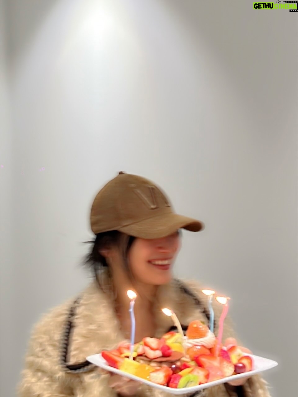 Aya Omasa - 34.7K Likes - 歳を重ね、本日35歳になりました✨

今日、楽屋に入った瞬間に素晴らしいサプライズをしていただき、幸せな気持ちで一日を過ごすことができました😌
そして、いつも温かいメッセージをくださる皆さん、本当にありがとうございます。

日々、時間が過ぎるのはあっという間ですが、ひとつひとつを大切にしながら、35歳の一年も歩んでいきたいと思います。
これからもどうぞよろしくお願いします🤍
