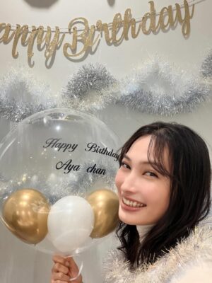 Aya Omasa Instagram - 歳を重ね、本日35歳になりました✨
今日、楽屋に入った瞬間に素晴らしいサプライズをしていただき、幸せな気持ちで一日を過ごすことができました😌
そして、いつも温かいメッセージをくださる皆さん、本当にありがとうございます。
日々、時間が過ぎるのはあっという間ですが、ひとつひとつを大切にしながら、35歳の一年も歩んでいきたいと思います。
これからもどうぞよろしくお願いします🤍