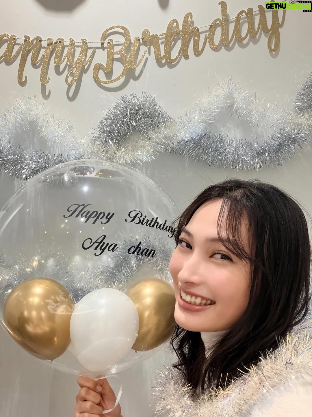 Aya Omasa - 34.7K Likes - 歳を重ね、本日35歳になりました✨

今日、楽屋に入った瞬間に素晴らしいサプライズをしていただき、幸せな気持ちで一日を過ごすことができました😌
そして、いつも温かいメッセージをくださる皆さん、本当にありがとうございます。

日々、時間が過ぎるのはあっという間ですが、ひとつひとつを大切にしながら、35歳の一年も歩んでいきたいと思います。
これからもどうぞよろしくお願いします🤍
