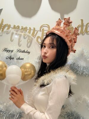 Aya Omasa Instagram - 歳を重ね、本日35歳になりました✨
今日、楽屋に入った瞬間に素晴らしいサプライズをしていただき、幸せな気持ちで一日を過ごすことができました😌
そして、いつも温かいメッセージをくださる皆さん、本当にありがとうございます。
日々、時間が過ぎるのはあっという間ですが、ひとつひとつを大切にしながら、35歳の一年も歩んでいきたいと思います。
これからもどうぞよろしくお願いします🤍