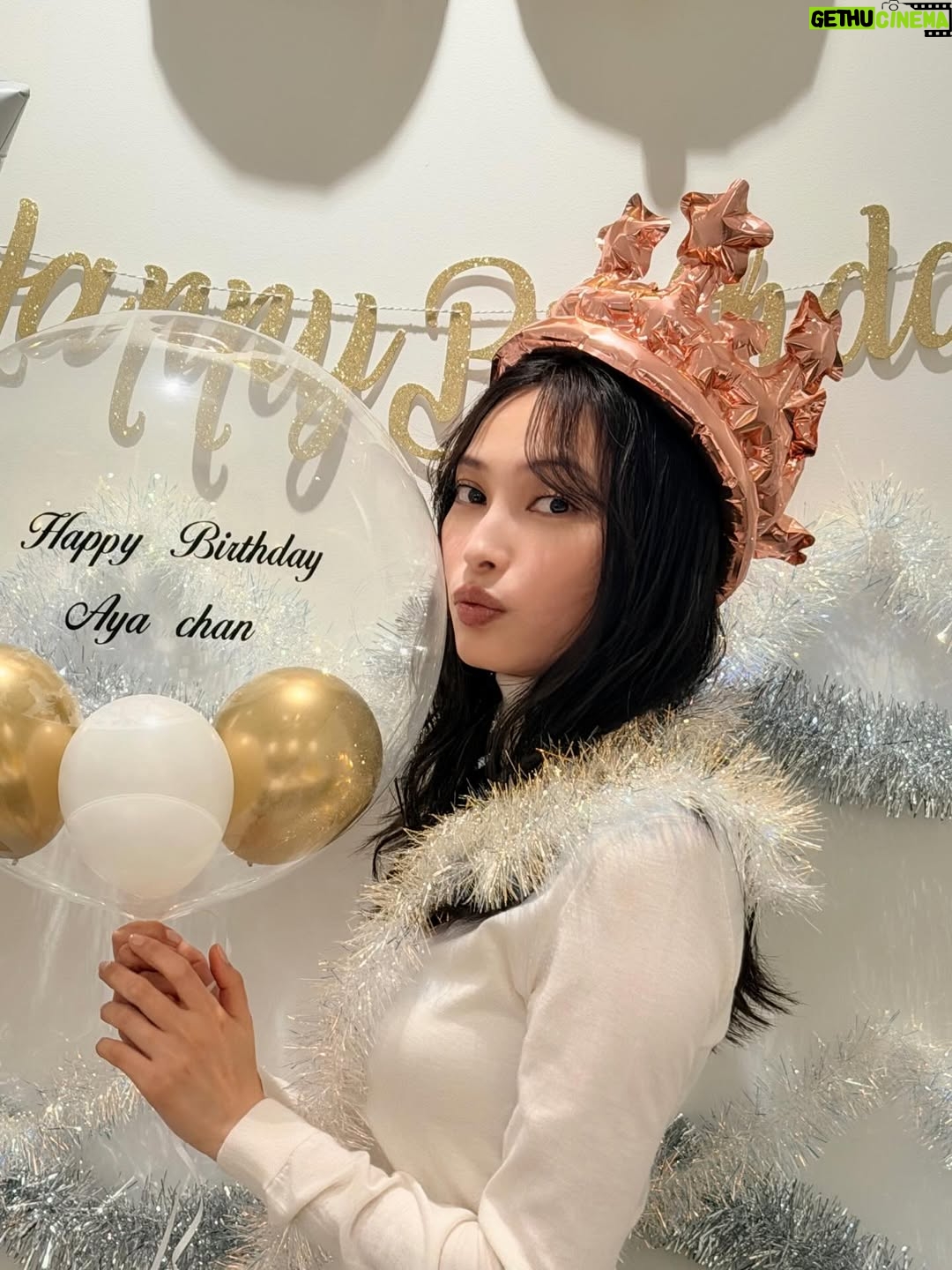 Aya Omasa - 34.7K Likes - 歳を重ね、本日35歳になりました✨

今日、楽屋に入った瞬間に素晴らしいサプライズをしていただき、幸せな気持ちで一日を過ごすことができました😌
そして、いつも温かいメッセージをくださる皆さん、本当にありがとうございます。

日々、時間が過ぎるのはあっという間ですが、ひとつひとつを大切にしながら、35歳の一年も歩んでいきたいと思います。
これからもどうぞよろしくお願いします🤍