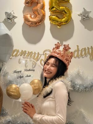 Aya Omasa Instagram - 歳を重ね、本日35歳になりました✨
今日、楽屋に入った瞬間に素晴らしいサプライズをしていただき、幸せな気持ちで一日を過ごすことができました😌
そして、いつも温かいメッセージをくださる皆さん、本当にありがとうございます。
日々、時間が過ぎるのはあっという間ですが、ひとつひとつを大切にしながら、35歳の一年も歩んでいきたいと思います。
これからもどうぞよろしくお願いします🤍
