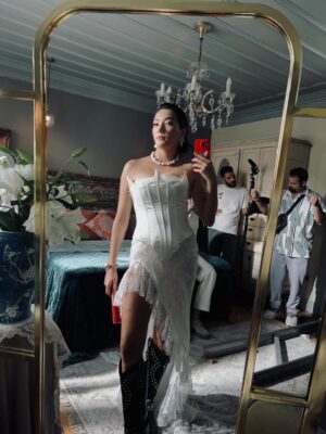 Aybüke Pusat Instagram - Gelenek diye koyuyorum valla. Aşırı zor toparladım kafayı. 2026 daha derli toplu bi sene olsun! Lütfennn 👸🏻🩵🎄🍎🐝
