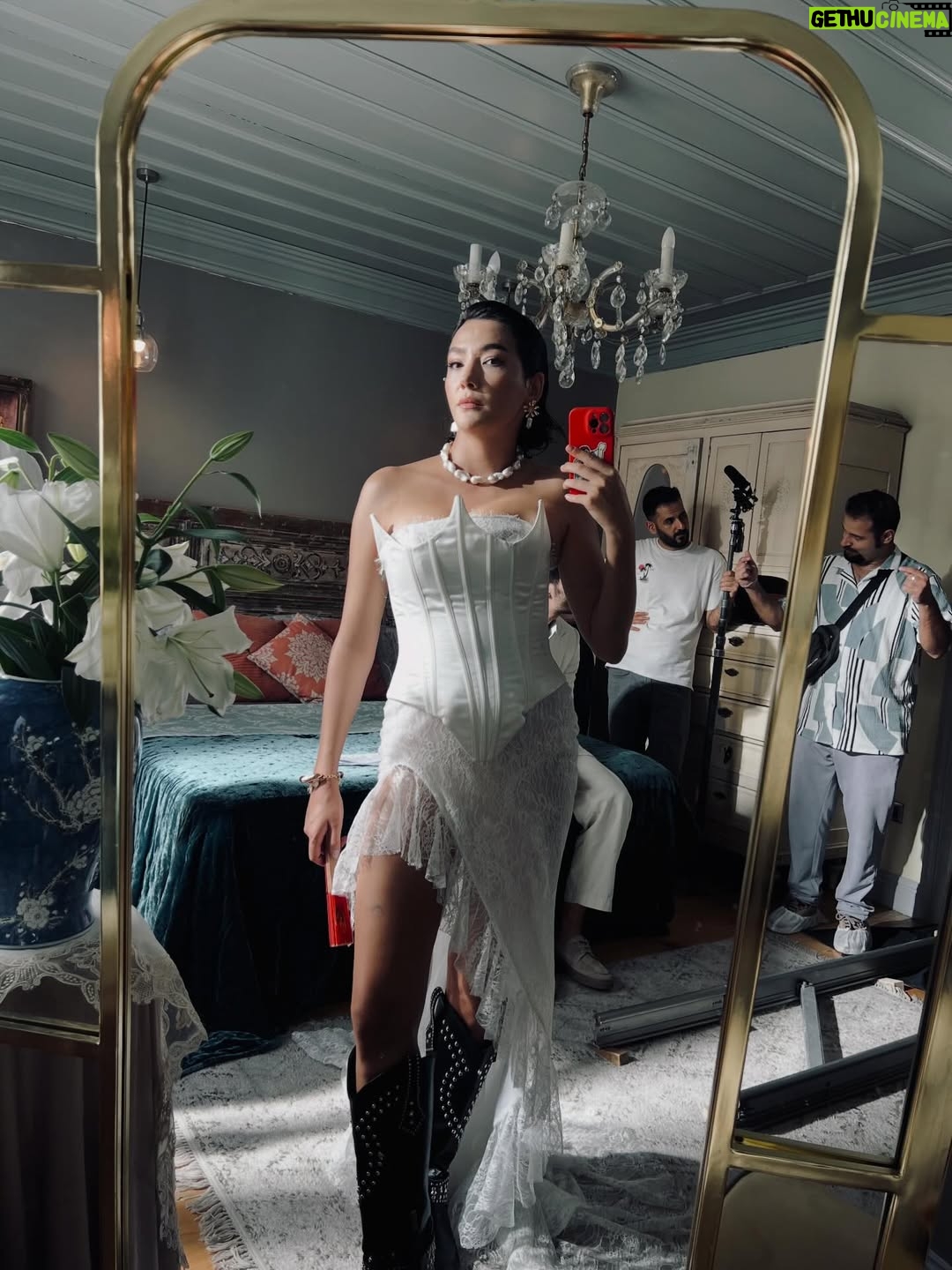 Aybüke Pusat - 214.7K Likes - Gelenek diye koyuyorum valla. Aşırı zor toparladım kafayı. 2026 daha derli toplu bi sene olsun! Lütfennn 👸🏻🩵🎄🍎🐝