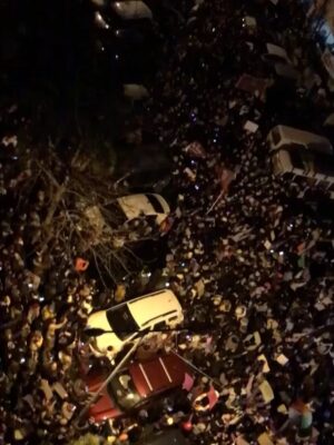 Ayşegül Aldinç Instagram - Kız kardeşim, kendini yalnız hissedersen bu kalabalığı hatırla…
Bidayetten bu yana savaşsız dünya sathının oluşturulması mümkünsüz görünüyor.
Tavşana kaç tazıya tut fikriyatı bu devriâlemdeki çelişkiler yumağında en anlaşılması güç çelişki.
Habil’le Kabil’den beri barışmak ne mümkün!
En beri yanda ise Dünya Emekçi Kadınlar Günü arefesinde üstelik Ramazan ayında  bir kere daha cennet vatan’ın cinnet vatan’a dönüşmekte oluşunu ibretle izlemekteyiz.
⚫️⚫️⚫️
Bitmesi ve bitirilmesi mümkün görünmeyen kadın cinayetlerinin devamında “henüz” hayatta olanlar olarak her öldürülenle ölüyoruz.
Sebeb-i mevcudiyetinizin kutsal yarısına bu nefret niye?!
Cinayetler neredeyse suç olmaktan çıkma fazında ve “Samur Kürk” misali; kimse üstüne almıyor.
Ders de…
Bütünlemeye bırakılan ise  hep kadınlar?
⚫️⚫️⚫️
Doğayı, kadınları, çocukları, hayvanları sevmemek ne demek?!
Gemiyi bilmem ama “mutlu azınlık” haricinde hepimiz aynı kazanın içindeyiz.
Ve su gittikçe ısınıyor.
‘Bu sular neden bazıları için değil de bizim için ısınıyor?’
Asıl soru ve sorun bu!
⚫️⚫️⚫️
Ortadoğu’nun alazı bunca yakınken canlarımızla uğraşmak, “Eve yekpâre dönebilecek miyiz?” diye düşünmek de bizim savaşımız.
Gittikçe güçsüzleştirilmeye çalışılan bir cins olarak üzerimize oynanan oyunlara tahammül sınırını çoktan aştık.
⚫️⚫️⚫️
Batan gemide kurtarılması gereken önce kadınlar ve çocuklarken tam tersini yaşamaktayız.
Mütemadiyen kadınlar ve çocuklar katlediliyor!
Suçlulara verilen primin şahikasını yaşamaktayız. 
Kanlı elleriyle aramızda dolaşıp yeni kurban arayan “İyi hal indirimli” sayısının artışı, sistemin suçu legal kılıp suçluyu koruması şeklinde düşünmemize neden oluyor. Ve bu gerçekten akıllara zarar.
⚫️⚫️⚫️
Canımız çok yanıyor.
Kanun yapıcılar; toplum vicdanının yarası kan revan; görün.
Sızım sızım sızlıyor; umursayın. 
Ölüyoruz!
Bu vahşete son vermek adına şu aşağılık yaşam formlarını toplayıp içeri tıkın ve bir daha da çıkarmayın.
Dünya Kadınlar Günü bizde maalesef kutlu olamıyor! 
Büyük utanç, öfke ve acıyla… 
#8MartDünyaEmekçiKadınlarGünü 
#8MartDünyaKadınlarGünü