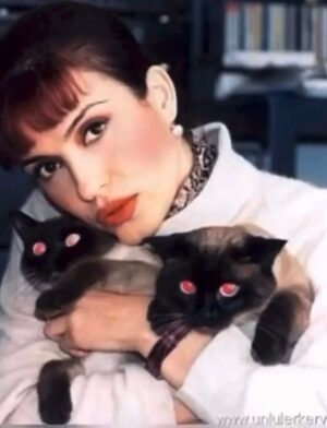 Ayşegül Aldinç Instagram - “Kediler insanları yargılamaz; şişman ya da aptal hissettirmezler!”
Canım kedilerim benim...😻🧿😽
Dünya Kediler günü kutlu olsun!
@aysegulunkedileri8 
🐾🐈🐈‍⬛
#dünyakedilergünü
#zuzu #miu
#osman #adem