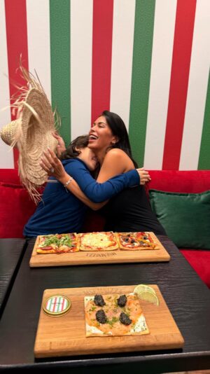 Ayem Nour Instagram - Un moment simple, vrai et rempli d’amour 🤍
Heureux d’avoir accueilli @ayemnour et son merveilleux fils chez Msemnizza 🍕✨
📍 Restaurant halal à Paris 7 – à deux pas de la Tour Eiffel
Fusion maroco-italienne 🇲🇦🇮🇹
#msemnizza #paris7 #restaurantparis #halalparis #tourEiffel
