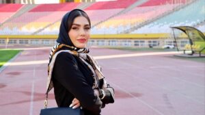 Azadeh Zarei Instagram - سپاس از دعوت باشگاه فولاد مبارکه سپاهان 💛
#سپاهان_آزاده_ زارعی#سپاهان_اصفهان #اصفهان #باشگاه_فولاد_مبارکه_سپاهان #ورزشگاه_نقش_جهان#فوتبال #قهرمان