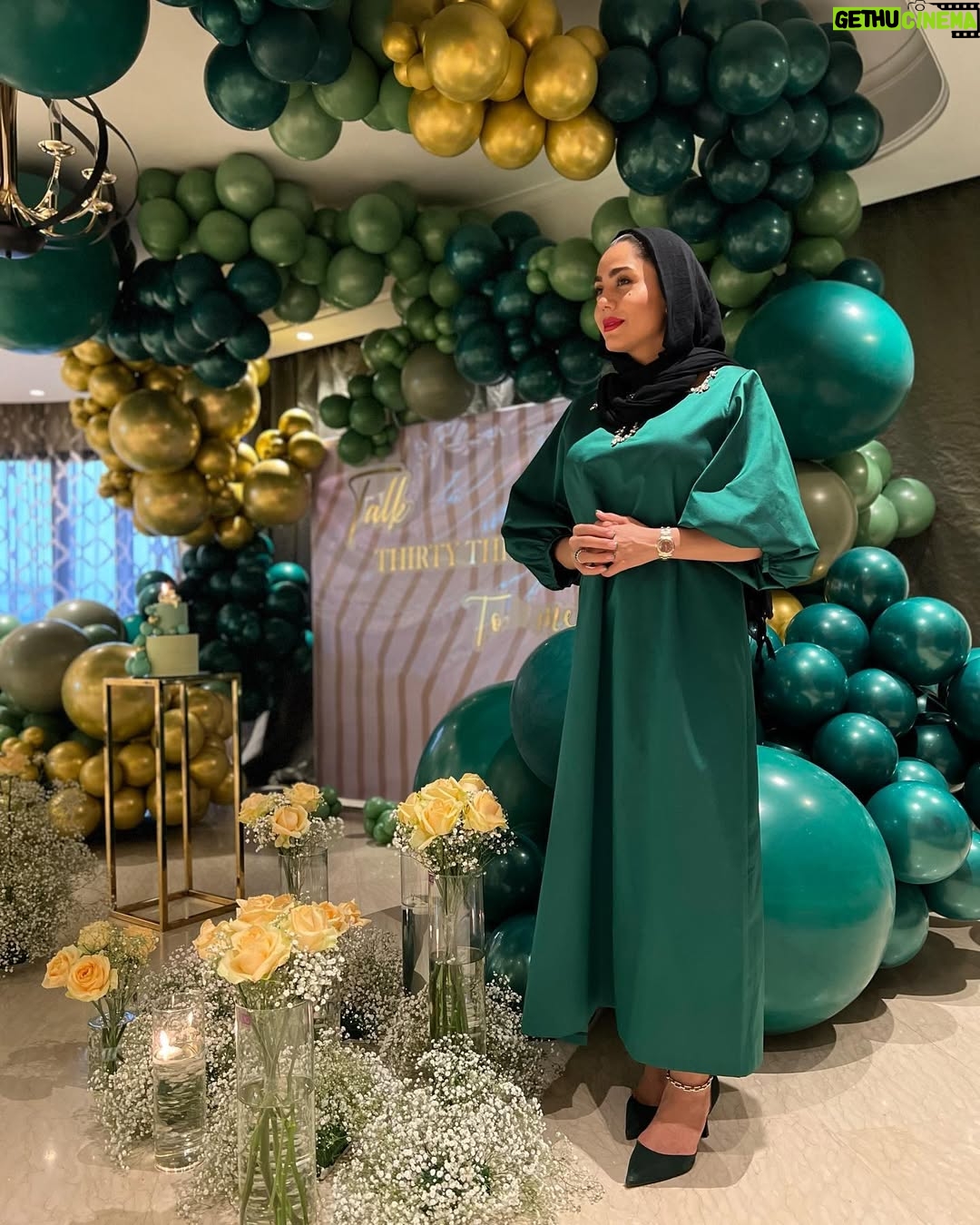 Azadeh Zarei - 29.8K Likes - یه شب هایی برای آدم فراموش نشدنیه 
انگار خوابی انگار دنیا برای توِ و دوست نداری از خواب پاشی
سپاس برای اینکه شبمو پر از قشنگی کردین❤️