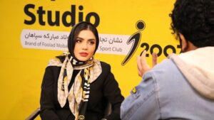 Azadeh Zarei Instagram - سپاس از دعوت باشگاه فولاد مبارکه سپاهان 💛
#سپاهان_آزاده_ زارعی#سپاهان_اصفهان #اصفهان #باشگاه_فولاد_مبارکه_سپاهان #ورزشگاه_نقش_جهان#فوتبال #قهرمان