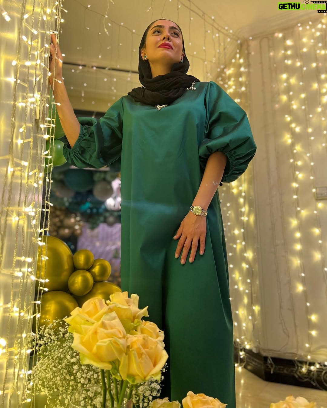 Azadeh Zarei - 29.8K Likes - یه شب هایی برای آدم فراموش نشدنیه 
انگار خوابی انگار دنیا برای توِ و دوست نداری از خواب پاشی
سپاس برای اینکه شبمو پر از قشنگی کردین❤️