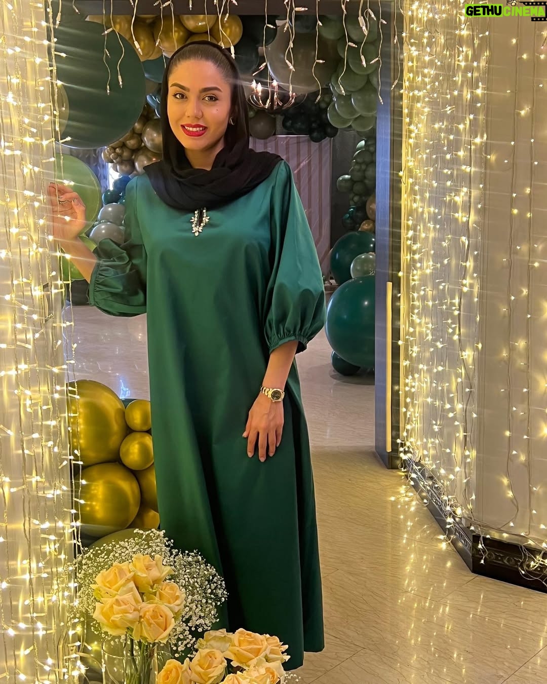 Azadeh Zarei - 29.8K Likes - یه شب هایی برای آدم فراموش نشدنیه 
انگار خوابی انگار دنیا برای توِ و دوست نداری از خواب پاشی
سپاس برای اینکه شبمو پر از قشنگی کردین❤️