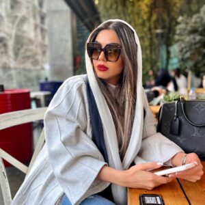 Azadeh Zarei Instagram - بهار با هرچه گل و پرنده از پوست ما می گذرد