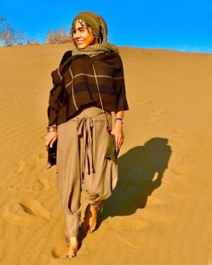 Azadeh Zarei Instagram - وقتی زندگیت رو تو سکوت بسازی دشمنات نمیدونن به چی حمله کنن...
فکر میکنی شناختن آدم های خوب و بد خودش کم کیف دارد؟؟
#آزاده_زارعی #کویر #ایران #بازیگر #طبیعت #طبیعتگردی