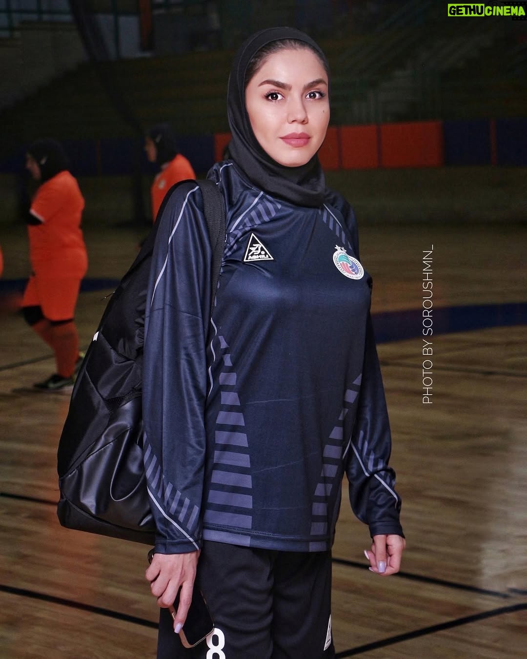 Azadeh Zarei - 33.3K Likes - مسابقه ی تیم فوتسال هنرمندان با پیشکسوتان منتخب استان تهران⚽️
#تیم #فوتسال #بانوان