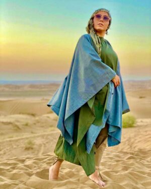 Azadeh Zarei Instagram - اگر بخواهی به هر چیزی که به تو گفته میشود واکنشی عاطفی نشان بدهی، به رنج بردن ادامه خواهی داد.
قدرت حقیقی در عقب رفتن و مشاهدهگر بودن است. قدرت در خودداری است. اگر اجازه بدهی کلماتِ دیگران تو را کنترل کند، هرچیز دیگری هم تو را زیر سلطه خواهد گرفت. نفس بکش و بگذار بگذرد.
👤 وارن بافت
#آزاده_زارعی #کویر #پاییز
