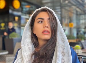 Azadeh Zarei Instagram - همه جا دیواره و پنجره رو خواب دیدیم
میشینیمو وایستادنه یه پیرمردو میبینیم...