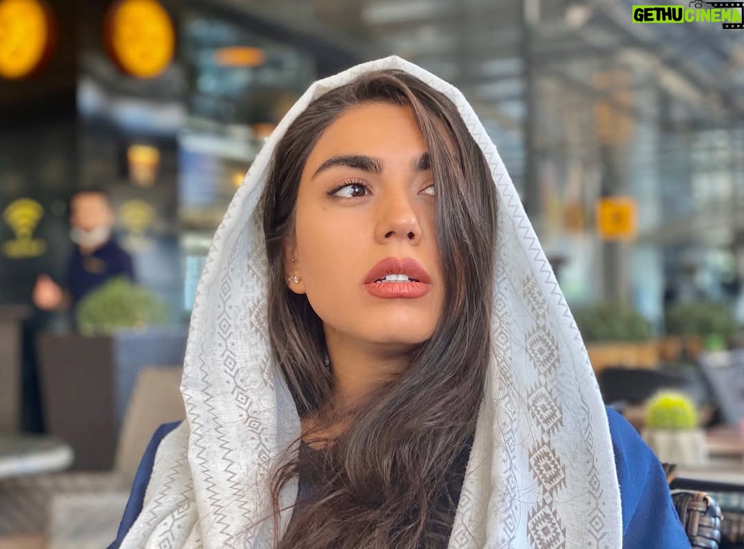 Azadeh Zarei - 25.5K Likes - همه جا دیواره و پنجره رو خواب دیدیم

میشینیمو وایستادنه یه پیرمردو میبینیم...