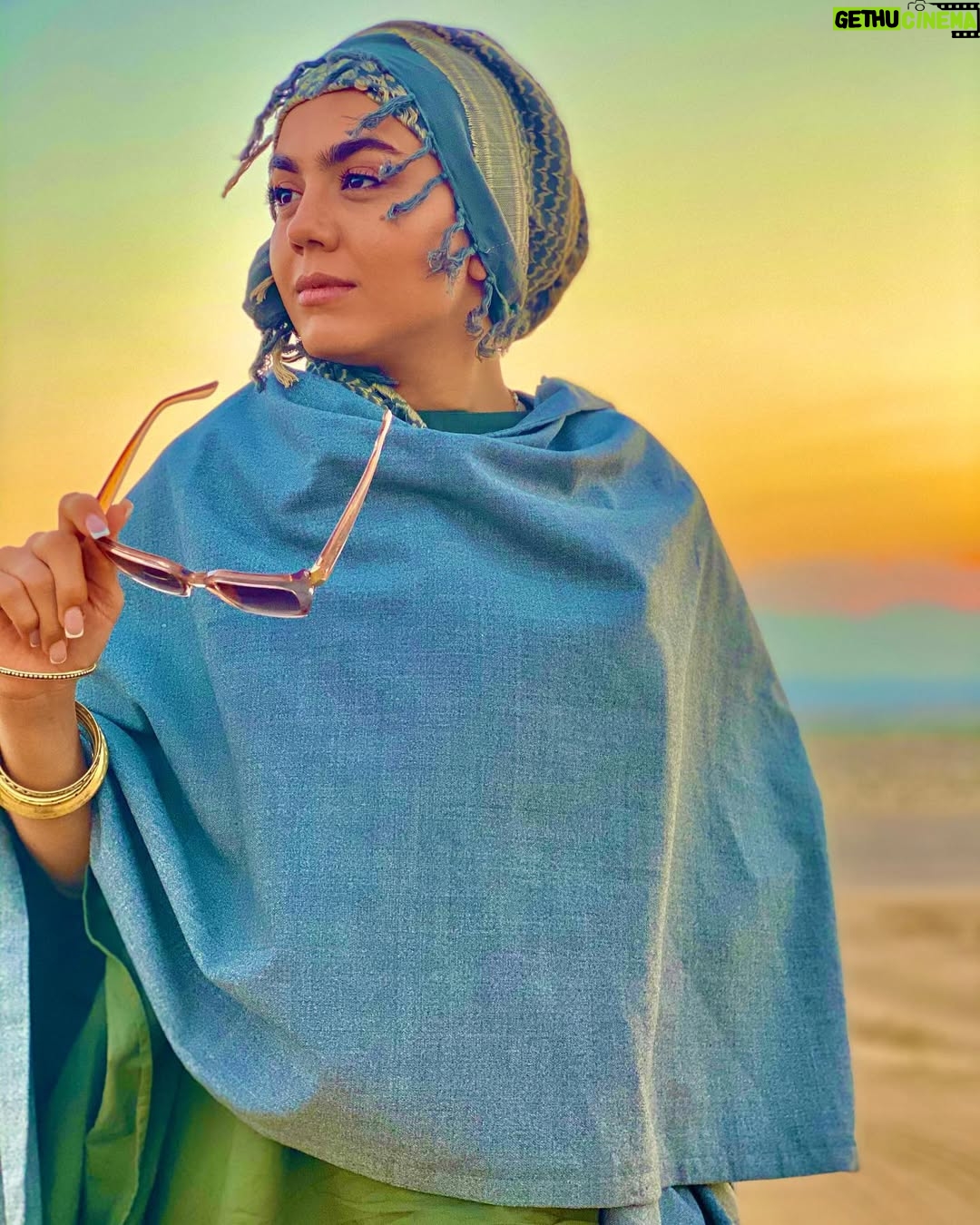 Azadeh Zarei - 26.6K Likes - اگر بخواهی به هر چیزی که به تو گفته می‌شود واکنشی عاطفی نشان بدهی، به رنج بردن ادامه خواهی داد. 
قدرت حقیقی در عقب رفتن و مشاهده‌گر بودن است. قدرت در خودداری است. اگر اجازه بدهی کلماتِ دیگران تو را کنترل کند، هرچیز دیگری هم تو را زیر سلطه خواهد گرفت. نفس بکش و بگذار بگذرد.

👤 وارن بافت
 
#آزاده_زارعی #کویر #پاییز