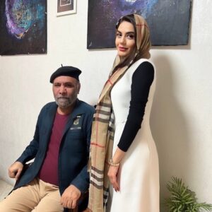 Azadeh Zarei Instagram - یادش بخیر استاد گرانقدر.
ده سال گذشت.اولین مشق شما با من سعدی خوانی بود،با جدیت تمام گفتید: «جلسه ی بعدی گلستان سعدی باب اول حکایت اول و دوم را با سرعت برایم از حفظ میخوانی»چه سخت گیرانه و چه دلنشین بود ایامی که شاگردی کردم در محضر شما.راستی استاد هنوز سعدی را از بحرم.
#امیر_دژاکام #استاد #بازیگر #نویسنده #کارگردان #آزاده_زارعی