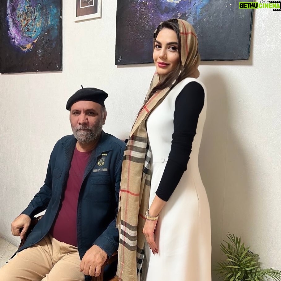 Azadeh Zarei - 42.3K Likes - یادش بخیر استاد گرانقدر.
ده سال گذشت.اولین مشق شما با من سعدی خوانی بود،با جدیت تمام گفتید: «جلسه ی بعدی گلستان سعدی باب اول حکایت اول و دوم را با سرعت برایم از حفظ میخوانی»چه سخت گیرانه و چه دلنشین بود ایامی که شاگردی کردم در محضر شما.راستی استاد هنوز  سعدی را از بحرم.

#امیر_دژاکام #استاد #بازیگر #نویسنده #کارگردان #آزاده_زارعی