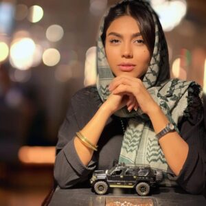 Azadeh Zarei Instagram - 🙂دوست دارم بدونم راجع به من چی فکر می کنید؟
#آزاده_زارعی #بازیگر #
