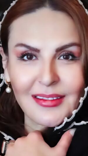 Azita Torkashvand Instagram - هر چقدر بازیگر خوبی هم که باشی و سعی کنی غمت رو تو دلت برای خودت نگه داری و حفظ ظاهر کنی ولی انگار از لبخندت نگاهت و،،، فریاد میزنه‌.[شما هم وقتی بغض تون میگیره پلک میزنید؟]
#مادرانه❤️
اکران قیلم سینمایی یاره
کارگردان :حامد عزیزی

#سینمای_ایران 
#هنرهفتم🎭🎥 
#مادرم_دوستت_دارم 
#آزیتا_ترکاشوند