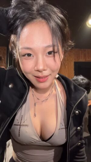 BIBI Instagram - 집중하면 턱이 올라가는 🙄