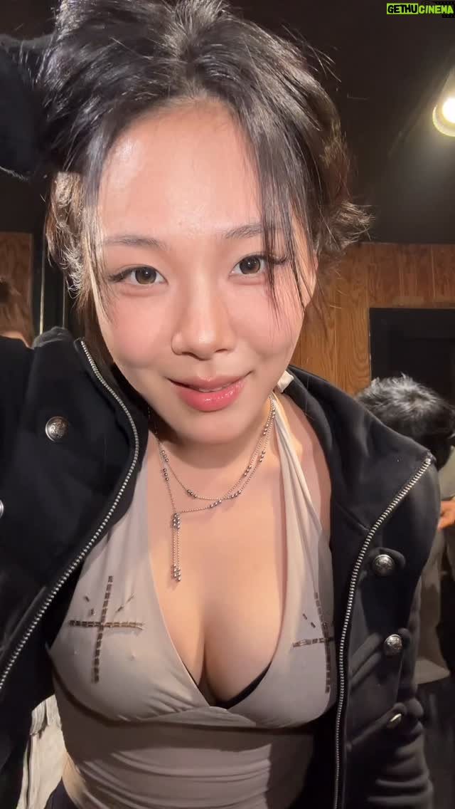 BIBI - 444.8K Likes - 집중하면 턱이 올라가는 🙄