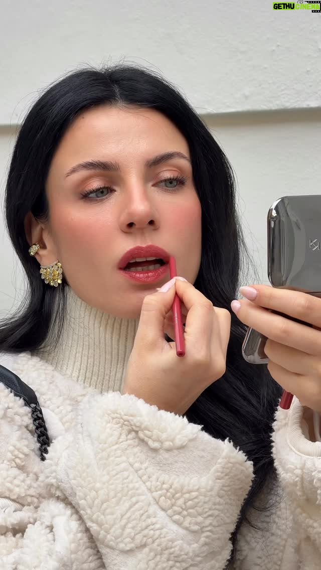 Başak Parlak - 6.1K Likes - C2 seviye dudak kalemi bağımlılığı. 

*reklam