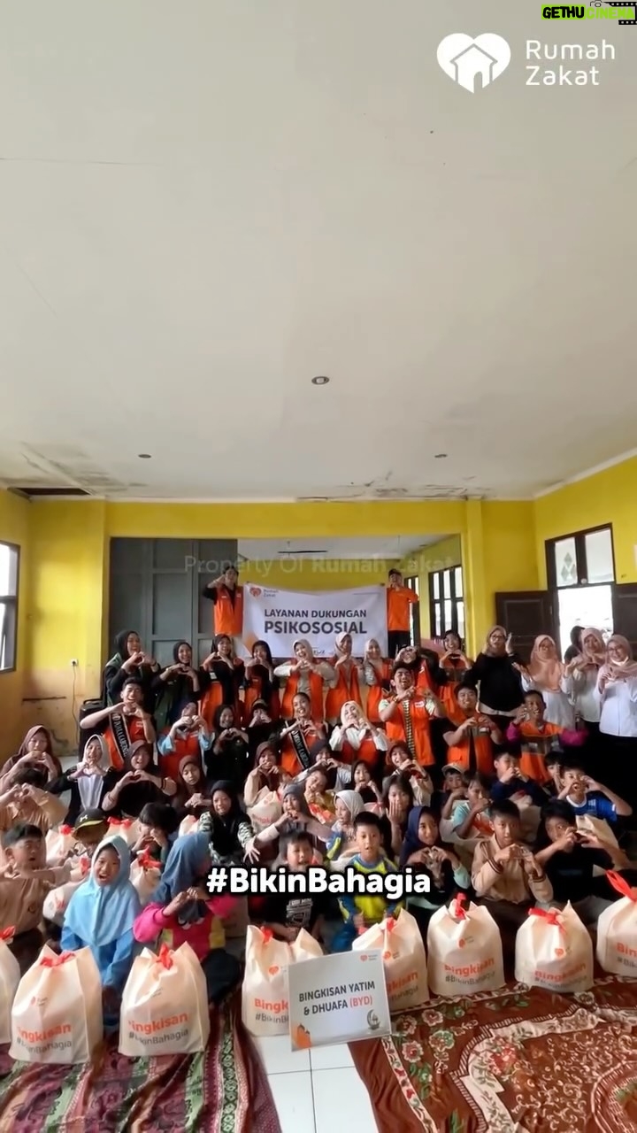 Baby Margaretha - 313 Likes - Aksi Psikososial #BikinBahagia Anak-anak terdampak Longsor Cisarua, Bandung

Aksi kemanusiaan relawan Rumah Zakat  bersama public figure mengadakan Psikososial untuk anak-anak terdampak bencana longsor di wilayah Desa Pasirlangu, Kecamatan Cisarua, Kabupaten Bandung Barat (KBB), Jawa Barat pada Rabu (11/2/2026).

Salah satu ruang kelas SDN Karyabakti itupun mendadak riuh dan penuh tawa riang dengan kehadiran relawan Rumah Zakat bersama artis ibu kota, Diaz Adriawan dan Baby Margaretha. 

Senang sekali bisa melihat mereka tersenyum saat asyik bermain games hingga mencoba akting demi mengobati trauma yang dirasakan. Mereka tertawa riang dan fokus pada kegiatan yang mereka lakoni.

"Harapan kita sama seperti yang lain, mereka selalu diberikan kesabaran, rasa semangatnya harus terus dibangun karena diusia mereka yang dibutuhkan itu," ucap Diaz.

Sahabat, jangan berhenti berbuat baik ya. Sekecil apapun kebaikan yang kita berikan bisa #BikinBahagia banyak orang yang membutuhkan.

Terus dukung melalui doa dan bantuan berupa donasi penyintas di Kabupaten Bandung Barat,  Jawa Barat.

Klik link: www.rumahzakat.org/donasi/infak-bencana-nasional

#RumahZakat #BikinBahagia #BencanaLongsor