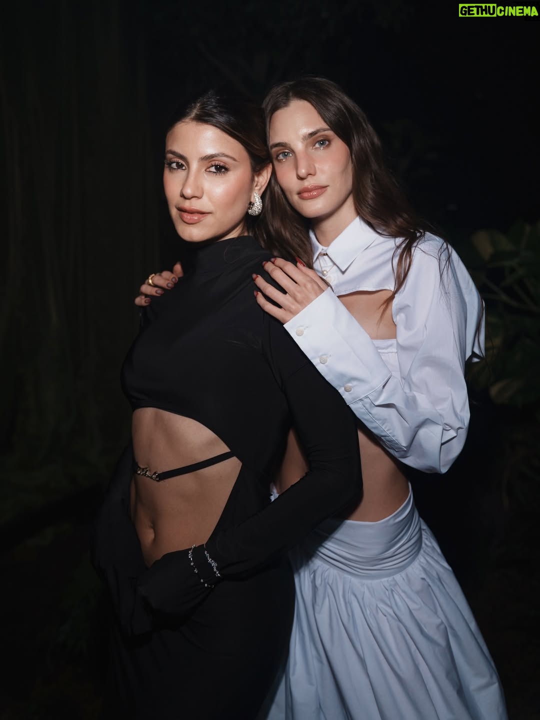 Bárbara López - 90.2K Likes - hosts del MERCADO DE LAS FLORES @marieclaire_la y además besties?? 🌸🌼🌺 it doesn’t get better than that :,) 

📸 @aguslingals 
🎥 @santiagoachaga