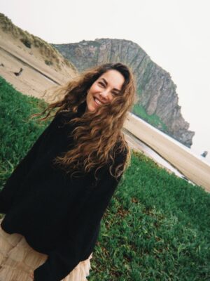 Bárbara Mori Instagram - 02 febrero 2026 💚

HOY me siento LIBRE.
Hoy me siento soberana. 
Me siento más enamorada de mi que nunca antes.
Me siento feliz con mi edad, con mis arrugas, mis canas y mi celulitis que por mucho tiempo rechacé.
Hoy me abrazo y me agradezco todo mi recorrido, mis decisiones, mis errores, mis caídas y mis aciertos, mis corajes, mis amores y desamores, mis miedos y mi valentía. 
Mis historia, y todo aquello que hoy me trajo hasta aquí.
Hoy me amo!
Hoy me honro y me quedo conmigo.
Y me emociona seguir en este camino de la vida en la tierra rodeada de mis decisiones y de cada una de las personas que me hace ser mejor cada día! GRACIAS!
ME AMO!
Celebro la vida con todo lo que soy! 
Atte : YO