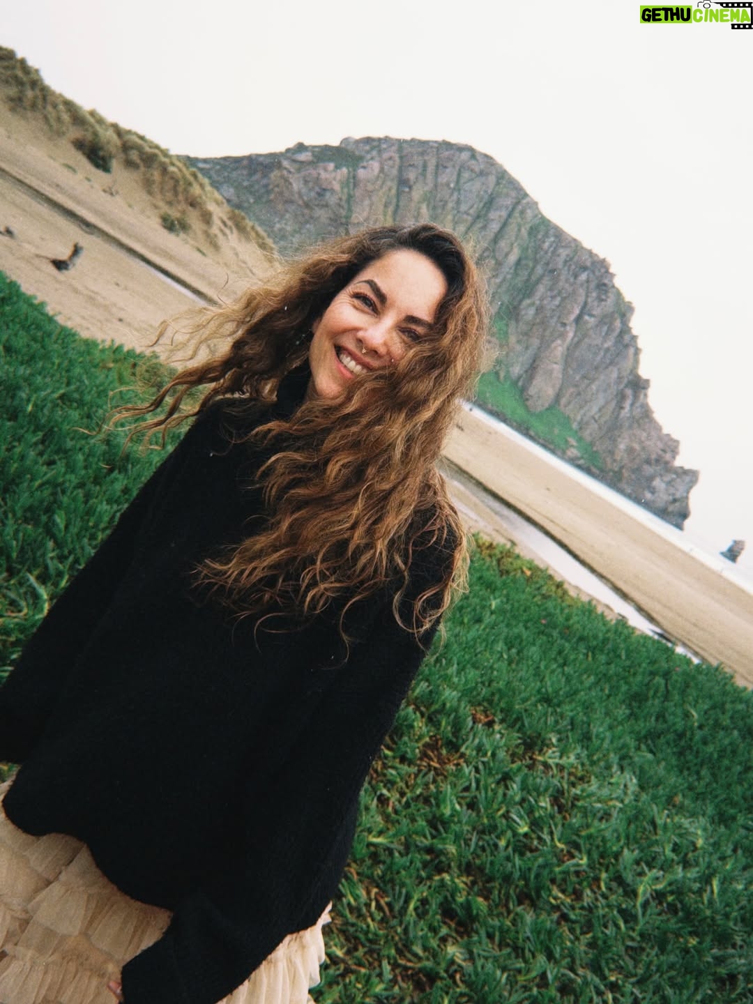 Bárbara Mori - 76.6K Likes - 02 febrero 2026 💚

HOY me siento LIBRE.
Hoy me siento soberana. 
Me siento más enamorada de mi que nunca antes.
Me siento feliz con mi edad, con mis arrugas, mis canas y mi celulitis que por mucho tiempo rechacé.
Hoy me abrazo y me agradezco todo mi recorrido, mis decisiones, mis errores, mis caídas y mis aciertos, mis corajes, mis amores y desamores, mis miedos y mi valentía. 
Mis historia, y todo aquello que hoy me trajo hasta aquí.
Hoy me amo!
Hoy me honro y me quedo conmigo.
Y me emociona seguir en este camino de la vida en la tierra rodeada de mis decisiones y de cada una de las personas que me hace ser mejor cada día! GRACIAS!
ME AMO!
Celebro la vida con todo lo que soy! 
Atte : YO