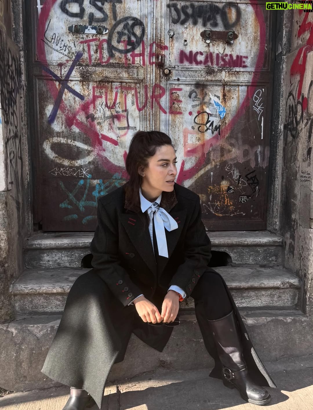 Belçim Bilgin - 13.8K Likes - “You cannot live without living your life.
Life is yours only when it is lived.”
Oruç Aruoba 

.

I don’t need to understand everything.
I don’t need answers for all the pain.

I just need a small reassurance,
a quiet truth to hold on to:

that beneath the noise,
beneath the fear,
the world
is still
beautiful.
Jules Delaney

Balance
Love
Peace 
Patient 
Resistance 
Strength 
Compassion 
Sanity 
For us all 🌹

Yaşamını
Yaşamadan
Yaşayamazsın
Yaşamın
Yaşanınca
Yaşamındır…
Oruç Arıoba 🤍
.