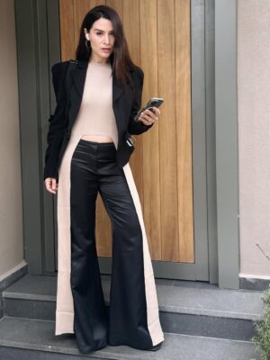 Belçim Bilgin Instagram - Biraz kendime notlar.
Biraz umut.
Ve hâlâ cevaplanmamış sorular.

Neden insan çoğu zaman kendini hiçbir şey yapmamış gibi hissediyor acaba?
Hepiniz böyle misiniz, bilmiyorum.

25’e dönüp baktığımda hiç durmadığımı fark ediyorum.  Kabul ediyorum kolay değildin sevgili 25.
Tatlılığın üzerine methiyeler dizmeyeceğim ama
çok şey öğrettin orası kesin.

Ve bütün bu karmaşanın içinde,
sevdiklerimle paylaştığım anlar var.
Sessizce biriken, umut ederek devam etmeyi sağlayan…

❤️

Time to EXIT 2025 😉
