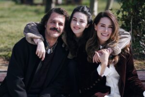 Belçim Bilgin Instagram - Biraz kendime notlar.
Biraz umut.
Ve hâlâ cevaplanmamış sorular.

Neden insan çoğu zaman kendini hiçbir şey yapmamış gibi hissediyor acaba?
Hepiniz böyle misiniz, bilmiyorum.

25’e dönüp baktığımda hiç durmadığımı fark ediyorum.  Kabul ediyorum kolay değildin sevgili 25.
Tatlılığın üzerine methiyeler dizmeyeceğim ama
çok şey öğrettin orası kesin.

Ve bütün bu karmaşanın içinde,
sevdiklerimle paylaştığım anlar var.
Sessizce biriken, umut ederek devam etmeyi sağlayan…

❤️

Time to EXIT 2025 😉