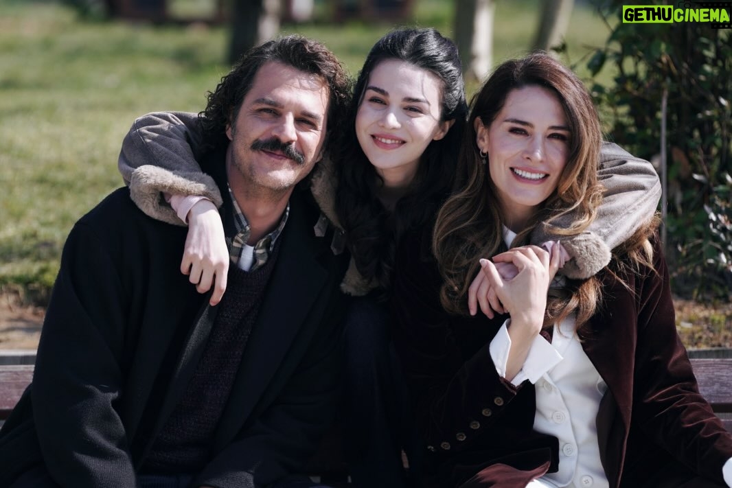 Belçim Bilgin - 9K Likes - Biraz kendime notlar.
Biraz umut.
Ve hâlâ cevaplanmamış sorular.

Neden insan çoğu zaman kendini hiçbir şey yapmamış gibi hissediyor acaba?
Hepiniz böyle misiniz, bilmiyorum.

25’e dönüp baktığımda hiç durmadığımı fark ediyorum.  Kabul ediyorum kolay değildin sevgili 25.
Tatlılığın üzerine methiyeler dizmeyeceğim ama
çok şey öğrettin orası kesin.

Ve bütün bu karmaşanın içinde,
sevdiklerimle paylaştığım anlar var.
Sessizce biriken, umut ederek devam etmeyi sağlayan…

❤️

Time to EXIT 2025 😉