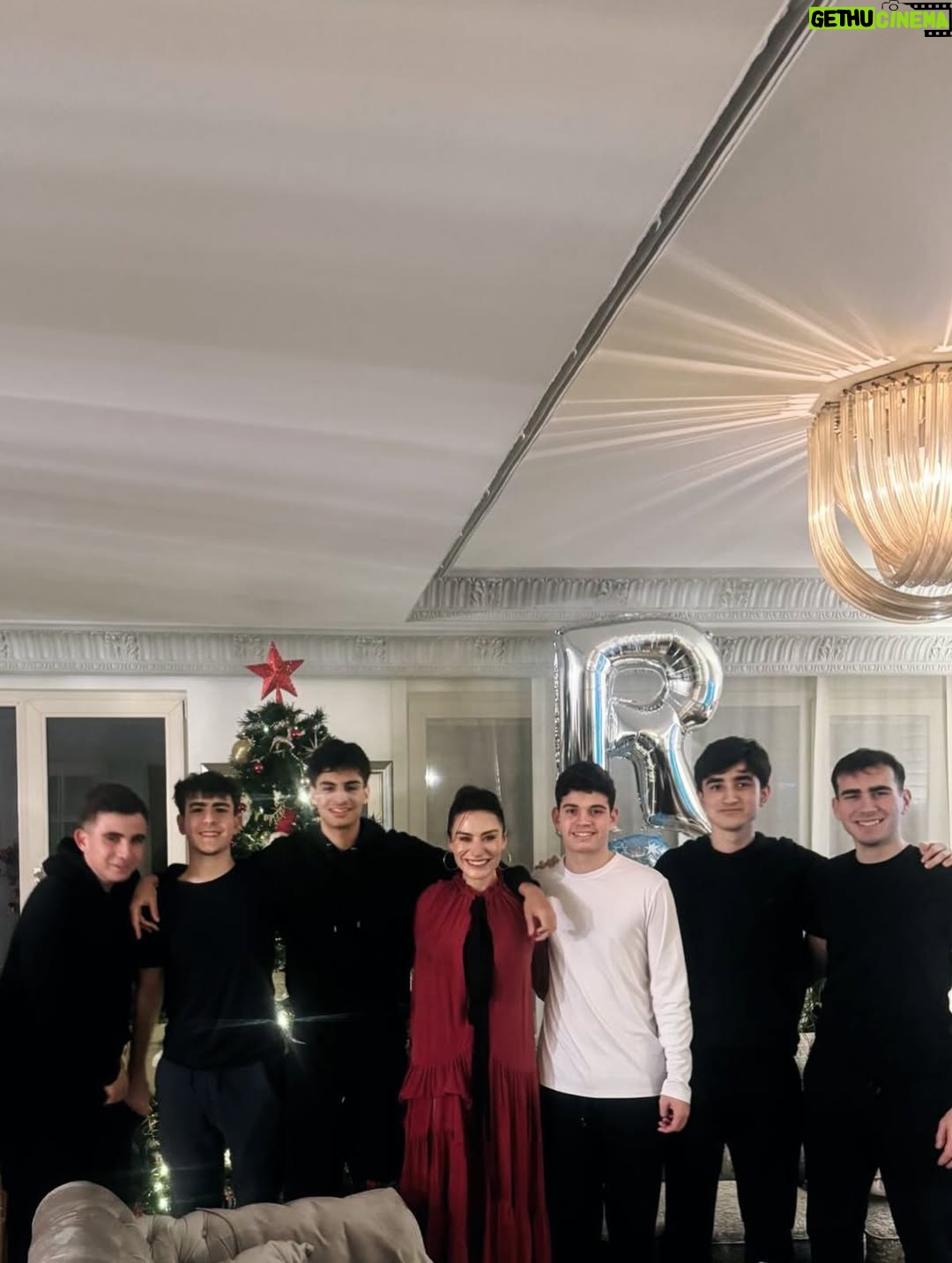 Belçim Bilgin - 9K Likes - Biraz kendime notlar.
Biraz umut.
Ve hâlâ cevaplanmamış sorular.

Neden insan çoğu zaman kendini hiçbir şey yapmamış gibi hissediyor acaba?
Hepiniz böyle misiniz, bilmiyorum.

25’e dönüp baktığımda hiç durmadığımı fark ediyorum.  Kabul ediyorum kolay değildin sevgili 25.
Tatlılığın üzerine methiyeler dizmeyeceğim ama
çok şey öğrettin orası kesin.

Ve bütün bu karmaşanın içinde,
sevdiklerimle paylaştığım anlar var.
Sessizce biriken, umut ederek devam etmeyi sağlayan…

❤️

Time to EXIT 2025 😉
