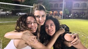 Belçim Bilgin Instagram - Biraz kendime notlar.
Biraz umut.
Ve hâlâ cevaplanmamış sorular.

Neden insan çoğu zaman kendini hiçbir şey yapmamış gibi hissediyor acaba?
Hepiniz böyle misiniz, bilmiyorum.

25’e dönüp baktığımda hiç durmadığımı fark ediyorum.  Kabul ediyorum kolay değildin sevgili 25.
Tatlılığın üzerine methiyeler dizmeyeceğim ama
çok şey öğrettin orası kesin.

Ve bütün bu karmaşanın içinde,
sevdiklerimle paylaştığım anlar var.
Sessizce biriken, umut ederek devam etmeyi sağlayan…

❤️

Time to EXIT 2025 😉
