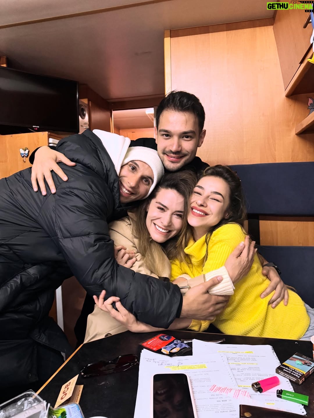 Belçim Bilgin - 9K Likes - Biraz kendime notlar.
Biraz umut.
Ve hâlâ cevaplanmamış sorular.

Neden insan çoğu zaman kendini hiçbir şey yapmamış gibi hissediyor acaba?
Hepiniz böyle misiniz, bilmiyorum.

25’e dönüp baktığımda hiç durmadığımı fark ediyorum.  Kabul ediyorum kolay değildin sevgili 25.
Tatlılığın üzerine methiyeler dizmeyeceğim ama
çok şey öğrettin orası kesin.

Ve bütün bu karmaşanın içinde,
sevdiklerimle paylaştığım anlar var.
Sessizce biriken, umut ederek devam etmeyi sağlayan…

❤️

Time to EXIT 2025 😉