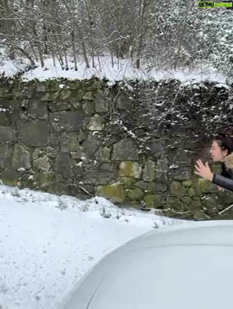 Belçim Bilgin - 9K Likes - Biraz kendime notlar.
Biraz umut.
Ve hâlâ cevaplanmamış sorular.

Neden insan çoğu zaman kendini hiçbir şey yapmamış gibi hissediyor acaba?
Hepiniz böyle misiniz, bilmiyorum.

25’e dönüp baktığımda hiç durmadığımı fark ediyorum.  Kabul ediyorum kolay değildin sevgili 25.
Tatlılığın üzerine methiyeler dizmeyeceğim ama
çok şey öğrettin orası kesin.

Ve bütün bu karmaşanın içinde,
sevdiklerimle paylaştığım anlar var.
Sessizce biriken, umut ederek devam etmeyi sağlayan…

❤️

Time to EXIT 2025 😉