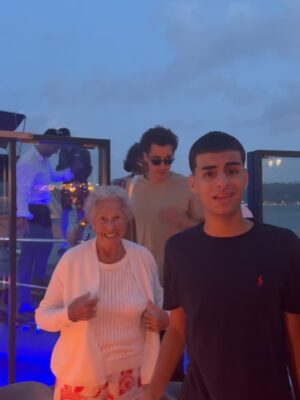 Belçim Bilgin Instagram - Biraz kendime notlar.
Biraz umut.
Ve hâlâ cevaplanmamış sorular.

Neden insan çoğu zaman kendini hiçbir şey yapmamış gibi hissediyor acaba?
Hepiniz böyle misiniz, bilmiyorum.

25’e dönüp baktığımda hiç durmadığımı fark ediyorum.  Kabul ediyorum kolay değildin sevgili 25.
Tatlılığın üzerine methiyeler dizmeyeceğim ama
çok şey öğrettin orası kesin.

Ve bütün bu karmaşanın içinde,
sevdiklerimle paylaştığım anlar var.
Sessizce biriken, umut ederek devam etmeyi sağlayan…

❤️

Time to EXIT 2025 😉