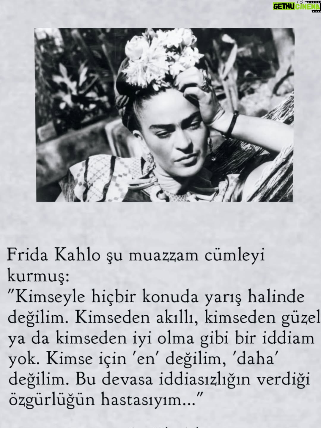 Belçim Bilgin - 9K Likes - Biraz kendime notlar.
Biraz umut.
Ve hâlâ cevaplanmamış sorular.

Neden insan çoğu zaman kendini hiçbir şey yapmamış gibi hissediyor acaba?
Hepiniz böyle misiniz, bilmiyorum.

25’e dönüp baktığımda hiç durmadığımı fark ediyorum.  Kabul ediyorum kolay değildin sevgili 25.
Tatlılığın üzerine methiyeler dizmeyeceğim ama
çok şey öğrettin orası kesin.

Ve bütün bu karmaşanın içinde,
sevdiklerimle paylaştığım anlar var.
Sessizce biriken, umut ederek devam etmeyi sağlayan…

❤️

Time to EXIT 2025 😉