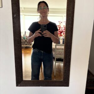 Belén Mora Instagram - Anoche tuve el privilegio de asistir a la Gala de Viña 2026.
Cuando nos invitaron, estaba nerviosisima. Porque no es mi zona de comfort. Los tacos, los vestidos, etc. 
Y como muchas personas, siempre decia “si voy alguna vez, me pondria ESTO”. 
Y me di cuenta lo importante que es asesorarse por quienes saben. En mi caso contacte a @danielabustamanted , con mucho pudor, y le solicite que trabajara conmigo y me ayudara en este desafio. 
Congeniamos altiro! Y junto a @ottokobbert emprendimos este camino jejejej.
QUE TRANQUILIDAD senti ! Creo que mas que el vestido que elijas, las joyas que te pongas, lo mas importante es confiar en tu equipo. Yo me entregue porque los expertos son ellos. Y ellos me escucharon y entendieron lo que queria mostrar.
Fui mama hace un año y mi cuerpo paso por muuchos cambios, hormonas (perimenopausica y puerpera es una combinacion que no recomiendo 😅) 
Y una vez que desteté a Damian me puse como objetivo recuperarme, emocional, mental y fisicamente, no para la gala, sino por mi. Maternar es una entrega tital, donde tu cuerpo esta al servicio de una guagua. Subi 25 kilos y he logrado bajarlos hagiendo MUCHOS sacrificios, trabajando hace ocho meses con @macasamhan que no solo me ha asesorado nutricionalmente sino que me ha enseñado a alimentarme mejor, mas que contar calorias, contar nutrientes. 
Les agradezco el cariño aue he recibido y agradezco a Dani y Otto por la entrega , el detalle, el profesionalismo y la buena onda. 

Nos vemos el 13 de Marzo en Detras del Muro.
Volvi con todo. 
Al standup tambien. En @palermoteatrobar . Buscame en la cartelera de Marzo ❤️
Voy a hablar de la gala y lo que vi! OBVIO.