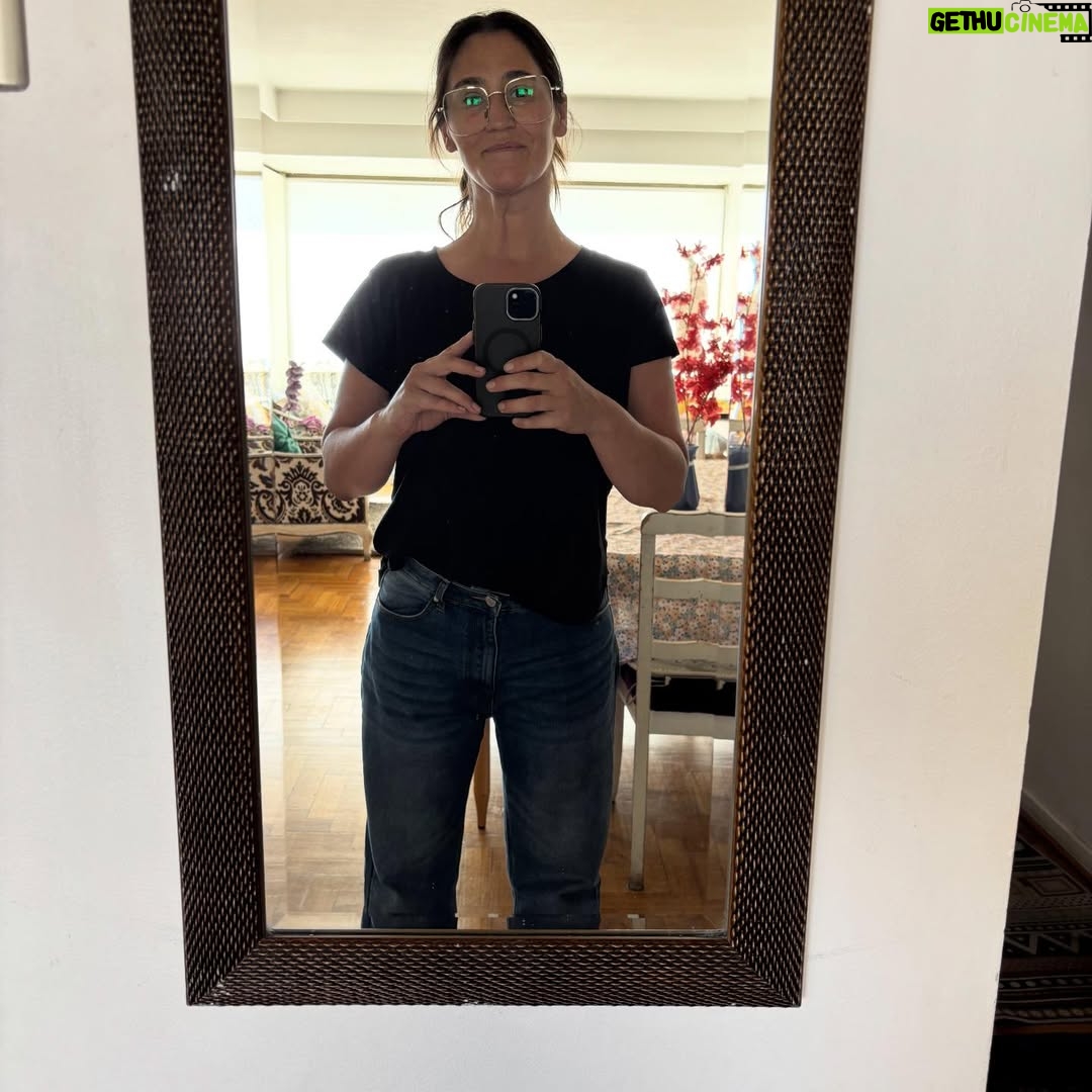 Belén Mora - 25.3K Likes - Anoche tuve el privilegio de asistir a la Gala de Viña 2026.
Cuando nos invitaron, estaba nerviosisima. Porque no es mi zona de comfort. Los tacos, los vestidos, etc. 
Y como muchas personas, siempre decia “si voy alguna vez, me pondria ESTO”. 
Y me di cuenta lo importante que es asesorarse por quienes saben. En mi caso contacte a @danielabustamanted , con mucho pudor, y le solicite que trabajara conmigo y me ayudara en este desafio. 
Congeniamos altiro! Y junto a @ottokobbert emprendimos este camino jejejej.
QUE TRANQUILIDAD senti ! Creo que mas que el vestido que elijas, las joyas que te pongas, lo mas importante es confiar en tu equipo. Yo me entregue porque los expertos son ellos. Y ellos me escucharon y entendieron lo que queria mostrar.
Fui mama hace un año y mi cuerpo paso por muuchos cambios, hormonas (perimenopausica y puerpera es una combinacion que no recomiendo 😅) 
Y una vez que desteté a Damian me puse como objetivo recuperarme, emocional, mental y fisicamente, no para la gala, sino por mi. Maternar es una entrega tital, donde tu cuerpo esta al servicio de una guagua. Subi 25 kilos y he logrado bajarlos hagiendo MUCHOS sacrificios, trabajando hace ocho meses con @macasamhan que no solo me ha asesorado nutricionalmente sino que me ha enseñado a alimentarme mejor, mas que contar calorias, contar nutrientes. 
Les agradezco el cariño aue he recibido y agradezco a Dani y Otto por la entrega , el detalle, el profesionalismo y la buena onda. 

Nos vemos el 13 de Marzo en Detras del Muro.
Volvi con todo. 
Al standup tambien. En @palermoteatrobar . Buscame en la cartelera de Marzo ❤️
Voy a hablar de la gala y lo que vi! OBVIO.